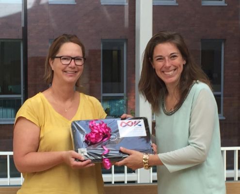 Stichting OOK, overhandigt laptop aan Samira van Lieshout-Barnas Zaans Medisch Centrum